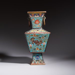 A Chinese cloisonné square 'Buddhist Lions and Antiquities' vase, Fu 福 mark, 19th C. — 照片 4
