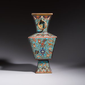 A Chinese cloisonné square 'Buddhist Lions and Antiquities' vase, Fu 福 mark, 19th C. — 照片 5
