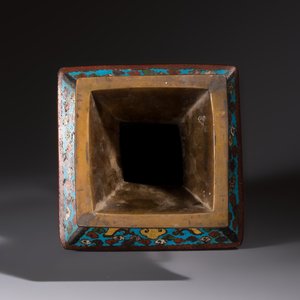 A Chinese cloisonné square 'Buddhist Lions and Antiquities' vase, Fu 福 mark, 19th C. — 照片 6