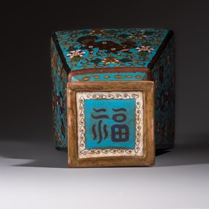 A Chinese cloisonné square 'Buddhist Lions and Antiquities' vase, Fu 福 mark, 19th C. — 照片 7