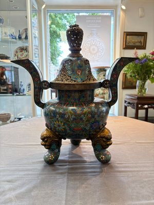 A Chinese cloisonné tripod censer and cover, 19th C. — 照片 1