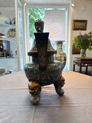 A Chinese cloisonné tripod censer and cover, 19th C. — 照片 2