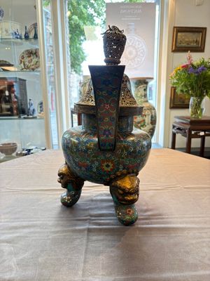 A Chinese cloisonné tripod censer and cover, 19th C. — 照片 4