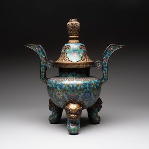 A Chinese cloisonné tripod censer and cover, 19th C. — 照片 1