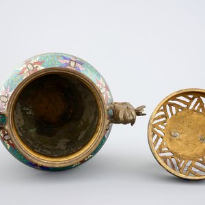 A Chinese cloisonné tripod incense burner, 18/19th C. — photo 5