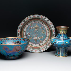 A Chinese cloisonné vase, a bowl and a basin, 19/20th C. — 照片 1