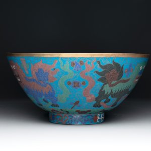 A Chinese cloisonné vase, a bowl and a basin, 19/20th C. — 照片 5