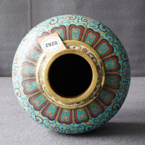 A Chinese cloisonné vase, Qianlong mark, 19/20th C. — photo 18