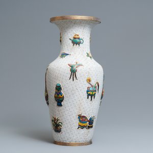 A Chinese cloisonné vase with applied design of antiquities, 19th C. — photo 4