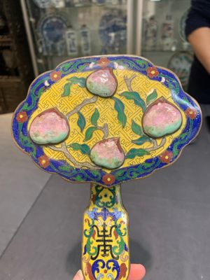 A Chinese cloisonné yellow-ground 'peach and shou' ruyi sceptre, Republic — 照片 1
