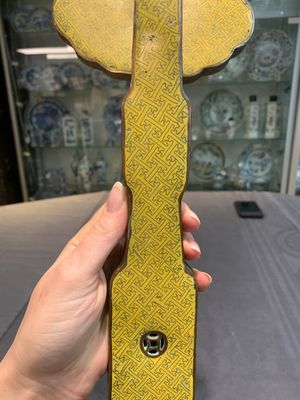 A Chinese cloisonné yellow-ground 'peach and shou' ruyi sceptre, Republic — 照片 11