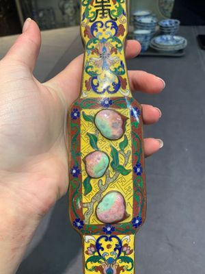A Chinese cloisonné yellow-ground 'peach and shou' ruyi sceptre, Republic — 照片 3