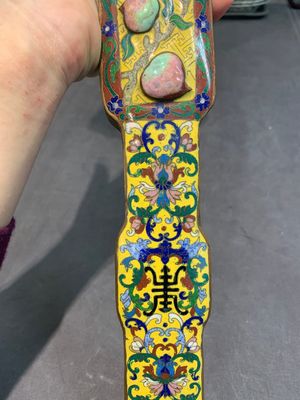 A Chinese cloisonné yellow-ground 'peach and shou' ruyi sceptre, Republic — 照片 4