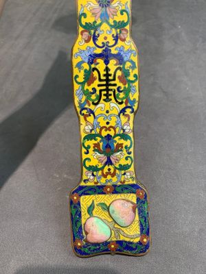 A Chinese cloisonné yellow-ground 'peach and shou' ruyi sceptre, Republic — 照片 5