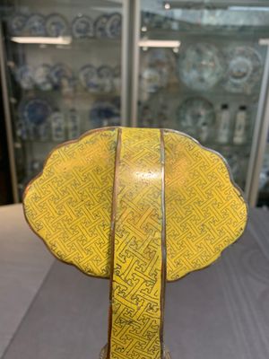 A Chinese cloisonné yellow-ground 'peach and shou' ruyi sceptre, Republic — 照片 9