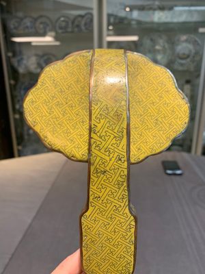 A Chinese cloisonné yellow-ground 'peach and shou' ruyi sceptre, Republic — 照片 10