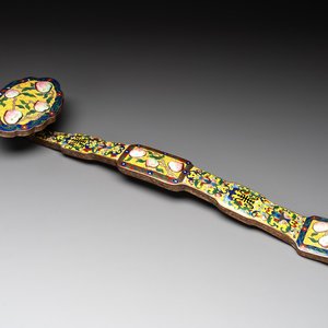 A Chinese cloisonné yellow-ground 'peach and shou' ruyi sceptre, Republic — 照片 1