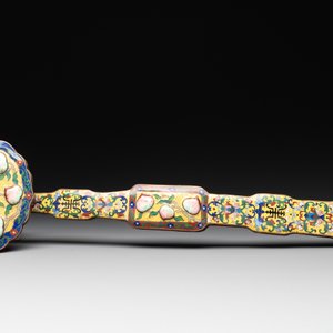 A Chinese cloisonné yellow-ground 'peach and shou' ruyi sceptre, Republic — 照片 2