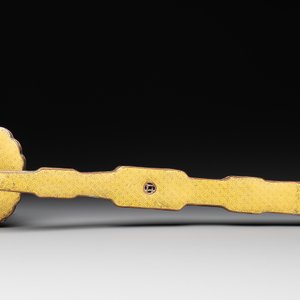 A Chinese cloisonné yellow-ground 'peach and shou' ruyi sceptre, Republic — 照片 3