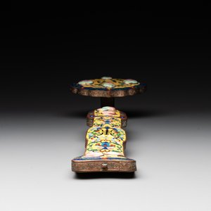 A Chinese cloisonné yellow-ground 'peach and shou' ruyi sceptre, Republic — 照片 4