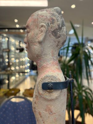 A Chinese cold-painted pottery stick man figure, Han — photo 12
