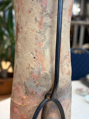 A Chinese cold-painted pottery stick man figure, Han — photo 18