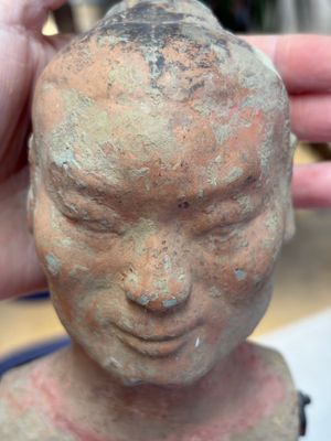 A Chinese cold-painted pottery stick man figure, Han — photo 2