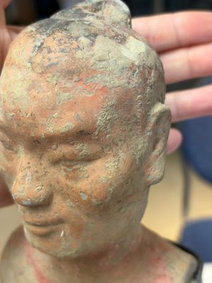 A Chinese cold-painted pottery stick man figure, Han — photo 3