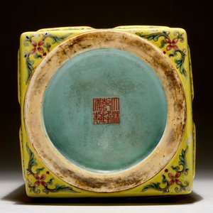 A Chinese cong-shaped yellow ground trigrams vase, 19/20th C. — 照片 7