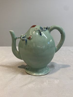A Chinese copper-red and blue celadon-ground peach-shaped 'cadogan' ewer, Qianlong/Jiaqing — photo 4