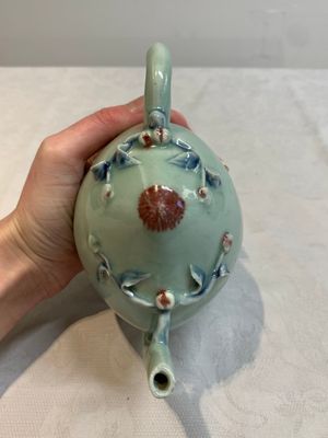 A Chinese copper-red and blue celadon-ground peach-shaped 'cadogan' ewer, Qianlong/Jiaqing — photo 6