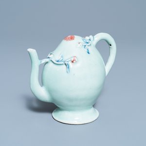 A Chinese copper red and blue celadon-ground peach-shaped cadogan teapot, 18/19th C. — 照片 1