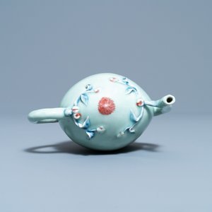 A Chinese copper red and blue celadon-ground peach-shaped cadogan teapot, 18/19th C. — 照片 6