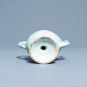 A Chinese copper red and blue celadon-ground peach-shaped cadogan teapot, 18/19th C. — 照片 7