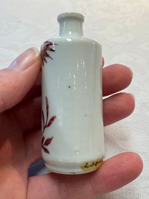 A Chinese copper-red and white 'bamboo' snuff bottle, Qianlong mark, 19th C. — photo 3