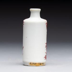 A Chinese copper-red and white 'bamboo' snuff bottle, Qianlong mark, 19th C. — photo 3