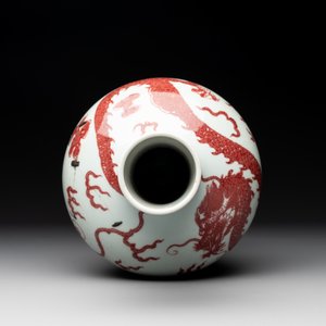A Chinese copper-red and white 'dragon' bottle vase, 18th C. — photo 5