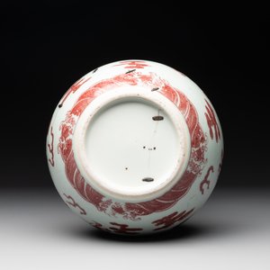 A Chinese copper-red and white 'dragon' bottle vase, 18th C. — photo 6