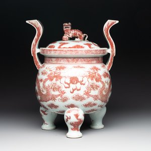 A Chinese copper-red and white 'dragon' censer and cover, 19th C. — 照片 1