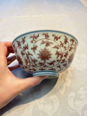 A Chinese copper-red,  blue and white 'Lotus' bowl, Chenghua mark, 20th C. — photo 3