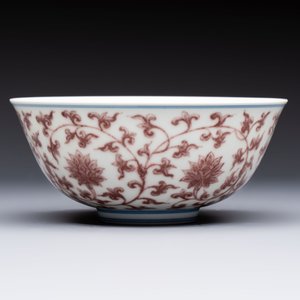 A Chinese copper-red,  blue and white 'Lotus' bowl, Chenghua mark, 20th C. — photo 2