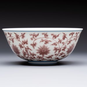 A Chinese copper-red,  blue and white 'Lotus' bowl, Chenghua mark, 20th C. — photo 3