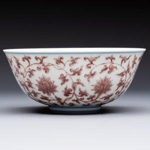 A Chinese copper-red,  blue and white 'Lotus' bowl, Chenghua mark, 20th C. — photo 4