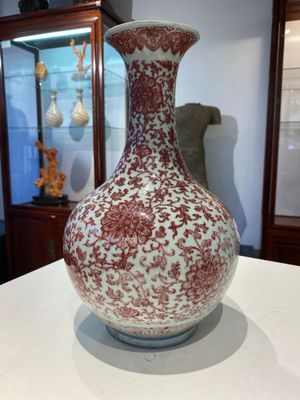 A Chinese copper-red bottle vase with floral scrolls, Qianlong — photo 2