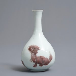A Chinese copper-red bottle vase with mythical creatures, Kangxi — 照片 1