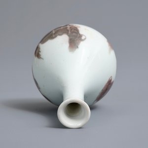 A Chinese copper-red bottle vase with mythical creatures, Kangxi — 照片 5
