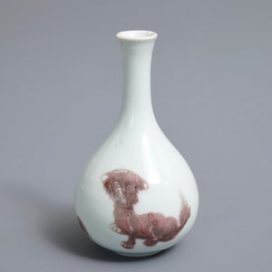A Chinese copper-red bottle vase with mythical creatures, Kangxi — 照片 6
