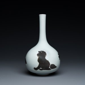 A Chinese copper-red-decorated bottle vase with mythical animals, Kangxi — 照片 1