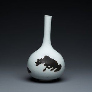 A Chinese copper-red-decorated bottle vase with mythical animals, Kangxi — 照片 2