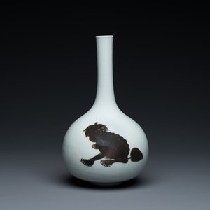 A Chinese copper-red-decorated bottle vase with mythical animals, Kangxi — 照片 3